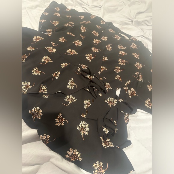Loft Floral Tie Wrap Black Blouse Flutter Sleeves Size XS - Picture 3 of 6